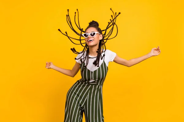 Foto da jovem menina negra feliz sorriso positivo voar ar cabelo desgaste sol verão isolado sobre cor amarela fundo — Fotografia de Stock