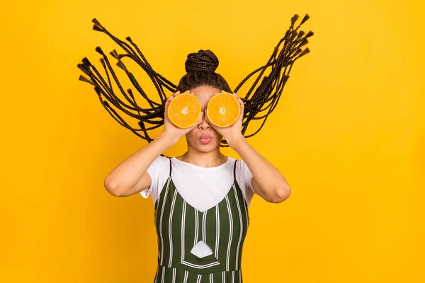 Fotografie funky mladý afro americká šťastná dáma kryt oči oranžová moucha vlasy izolované na lesk žlutá barva pozadí — Stock fotografie