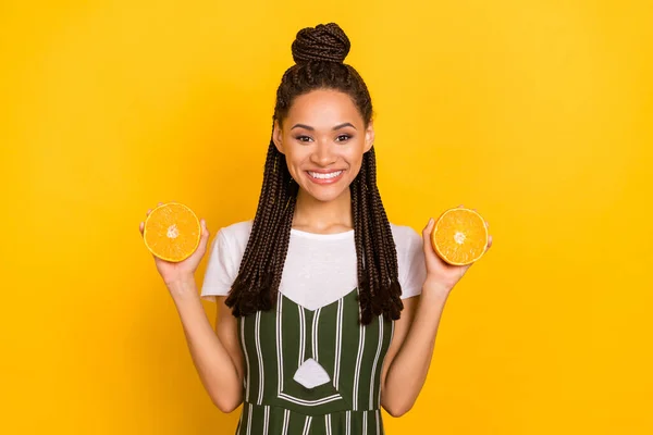 Photo positive belle afro américaine jeune femme tenir les oranges isolées sur fond de couleur jaune — Photo