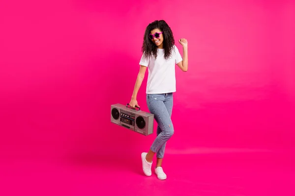 Helkroppsfoto av funky dam hålla bom box dans bära glasögon t-shirt jeans sneakers isolerad på rosa bakgrund — Stockfoto