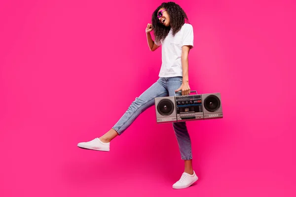 Full längd kroppsstorlek utsikt över vackra trendiga flicka innehav boombox dans vila slappna av isolerad över glans rosa fuchsia färg bakgrund — Stockfoto