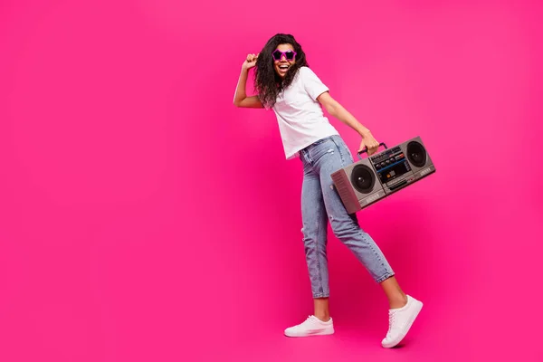 Volledige lichaamsomvang uitzicht van vrij trendy vrolijke meisje met boombox dansen geïsoleerd over glans roze fuchsia kleur achtergrond — Stockfoto