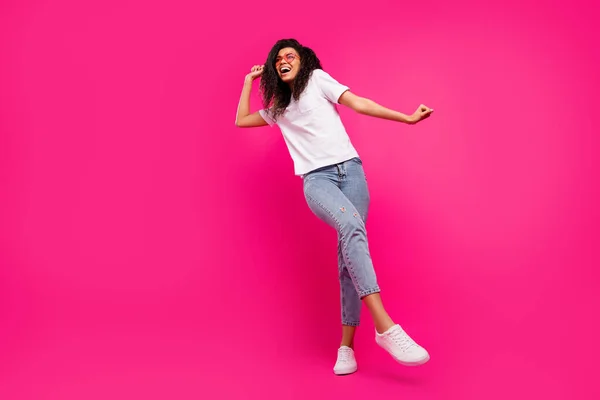 Volledige lengte lichaam grootte uitzicht van vrij vrolijk meisje dansen hebben plezier rust ontspannen geïsoleerd over levendige roze fuchsia kleur achtergrond — Stockfoto