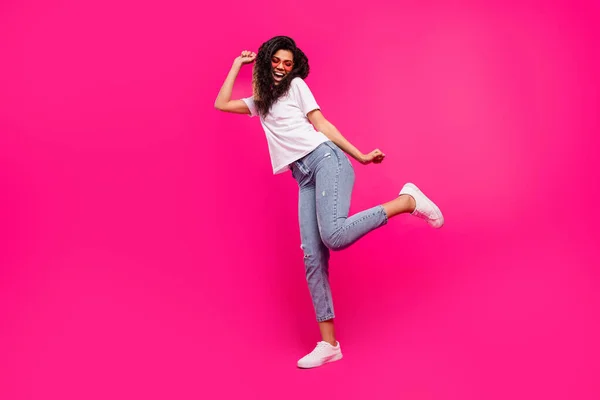 Longitud completa cuerpo tamaño vista de atractivo despreocupado alegre chica bailando clubbing aislado sobre vívido rosa fucsia color fondo —  Fotos de Stock