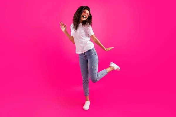 Longitud completa cuerpo tamaño vista de atractivo alegre chica bailando chill out resto aislado sobre vívido rosa fucsia color fondo —  Fotos de Stock