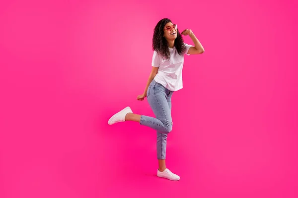 Longitud completa vista del tamaño del cuerpo de la encantadora chica alegre bailando divertirse relajarse aislado sobre fondo de color fucsia rosa vivo —  Fotos de Stock