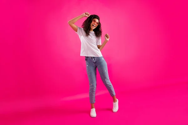 ファンシー若い女性のダンスウェアのフルボディ写真ピンク色の背景に隔離された眼鏡Tシャツジーンズスニーカー — ストック写真