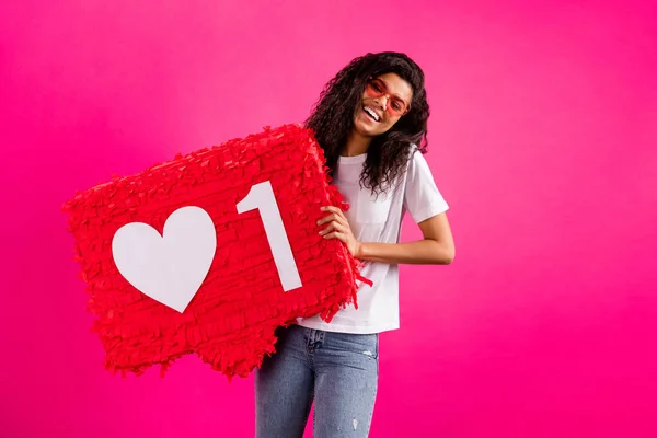 Retrato de menina muito na moda alegre segurando grande como placa smm post isolado sobre fundo de cor fúcsia rosa vívida — Fotografia de Stock