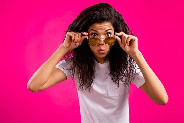 Foto av öppna ögon vågiga unga dam touch glasögon bära vit t-shirt isolerad på rosa färg bakgrund — Stockfoto