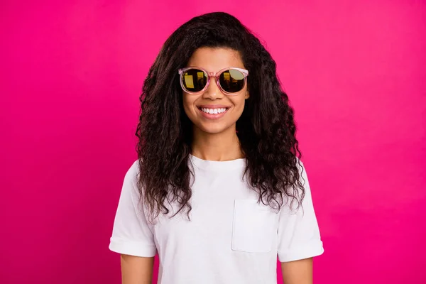 Fénykép funky hullámos fiatal Y-generációs hölgy visel szemüveget fehér póló elszigetelt rózsaszín színű háttér — Stock Fotó