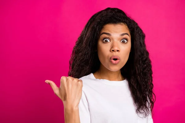 Retrato de atractiva chica sorprendida demostrando ofrecen pucheros labios wow aislado sobre vívido rosa fucsia color de fondo — Foto de Stock