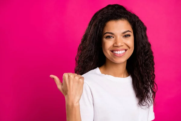 Foto de morena legal jovem senhora ponto espaço vazio desgaste branco t-shirt isolado no fundo cor-de-rosa — Fotografia de Stock