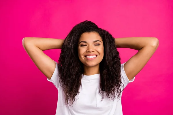 Retrato de atraente sonhador alegre menina descansando cochilar bom humor isolado sobre fundo de cor fúcsia rosa vívida — Fotografia de Stock