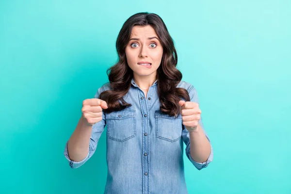 Foto di spaventata infelice giovane donna tenere mano volante mordere denti labbro isolato su sfondo color verde acqua — Foto Stock