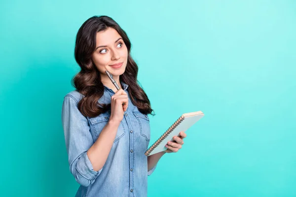 Foto di mentalità felice giovane donna sguardo spazio vuoto tenere notebook buon umore isolato su sfondo color verde acqua — Foto Stock