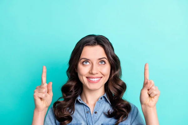 Foto van jong meisje gelukkig positieve glimlach kijk punt vingers leeg ruimte advertentie keuze selecteren geïsoleerd over turquoise kleur achtergrond — Stockfoto