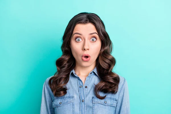 Foto de mujer joven bastante encantadora usar jeans camisa ojos grandes aislados color turquesa fondo —  Fotos de Stock