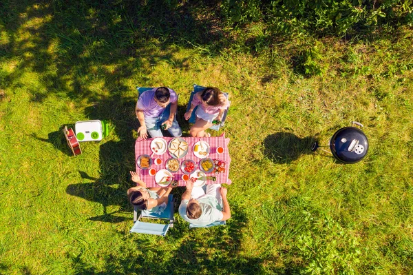 Alto ângulo acima ver amigos passar tempo livre cozinhando churrasco fora beber cerveja ter conversa — Fotografia de Stock