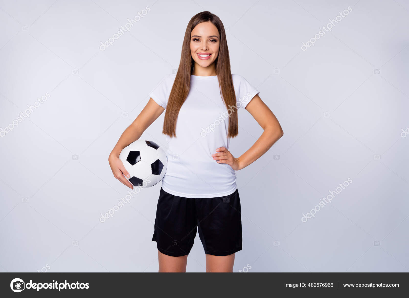 Jogador De Futebol Pronto Para Jogar Com a Bola De Futebol Foto de