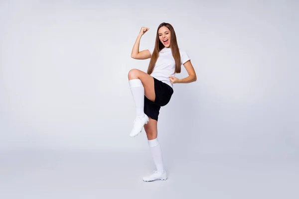 Sí Foto de longitud completa de la señora alegre ventilador levantar los puños apoyo de la pierna amigos compañeros de equipo usan favoritos equipo de fútbol uniforme camiseta pantalones cortos calcetines largos calcetines aislados color blanco fondo — Foto de Stock