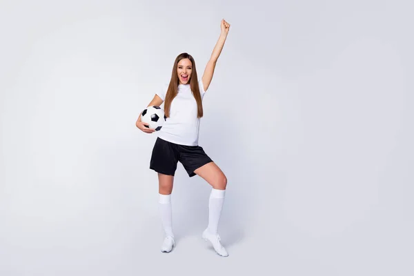 Pełne ciało zdjęcie wesołego fana sportu pani podnieść pięści wsparcie graczy krzyczeć trzymać piłkę nosić ulubione drużyny piłki nożnej mundur t-shirt spodenki długie skarpetki korki izolowane biały kolor tła — Zdjęcie stockowe