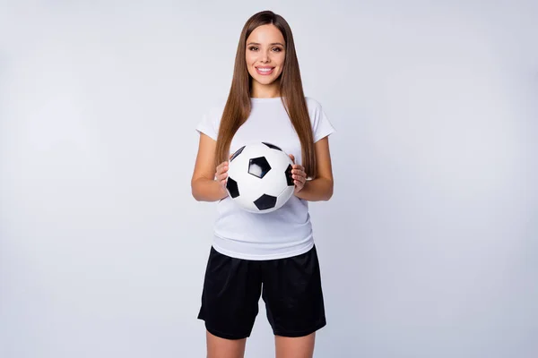 足球女足女足手握皮球的照片，心情很好，身穿足球制服T恤衫短裤孤立的白色背景 — 图库照片
