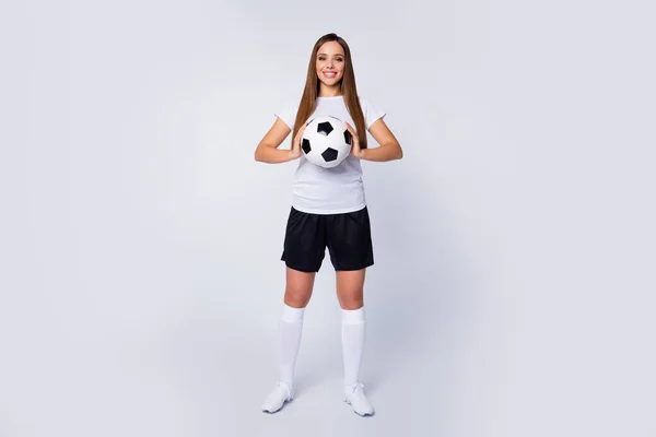 Foto de comprimento total de esportes capitão senhora jogador futebol mulheres equipe segurar as mãos couro bola desgaste futebol uniforme t-shirt shorts botas joelho meias isolado cor branca fundo — Fotografia de Stock