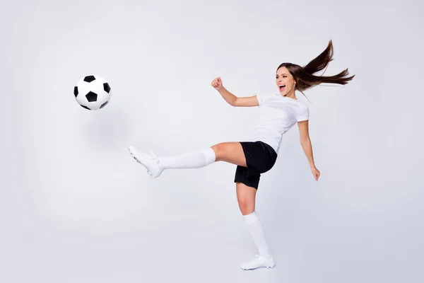 Πλήρης φωτογραφία του σώματος του ενθουσιασμένου καπετάνισσα κυρία παίκτης ποδοσφαίρου γυναίκες ομάδα κλωτσιά πόδι μπάλα φωνάζοντας συμπαίκτης φορούν ποδόσφαιρο στολή t-shirt σορτς μπότες γόνατο κάλτσες απομονωμένο λευκό χρώμα φόντο — Φωτογραφία Αρχείου