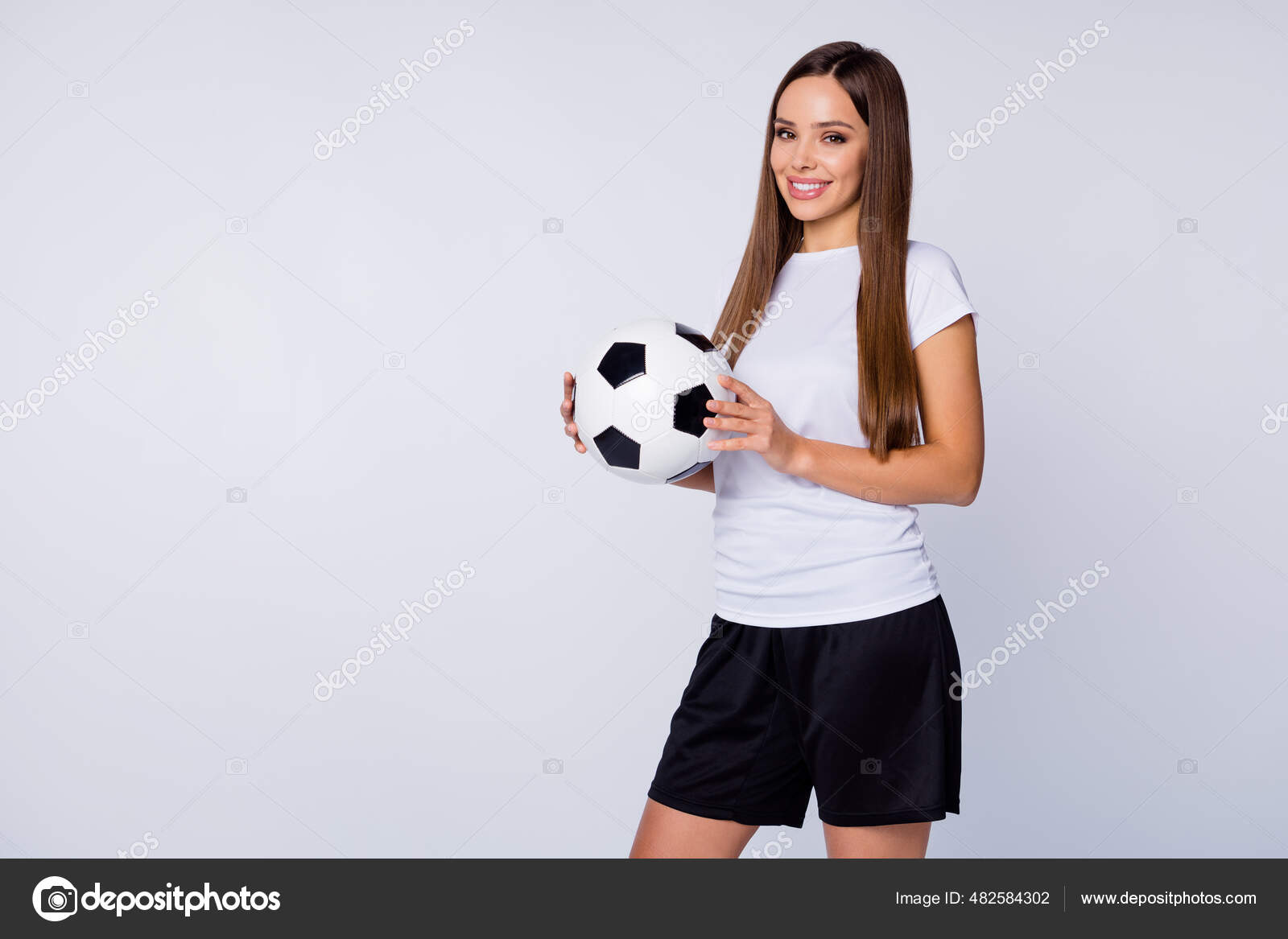 Foto de la señora deportista hábil jugador de fútbol equipo de mujeres  sostienen la bola de cuero sonriente preparar penalti patadas desgaste  fútbol uniforme camiseta pantalones cortos aislados de color blanco fondo