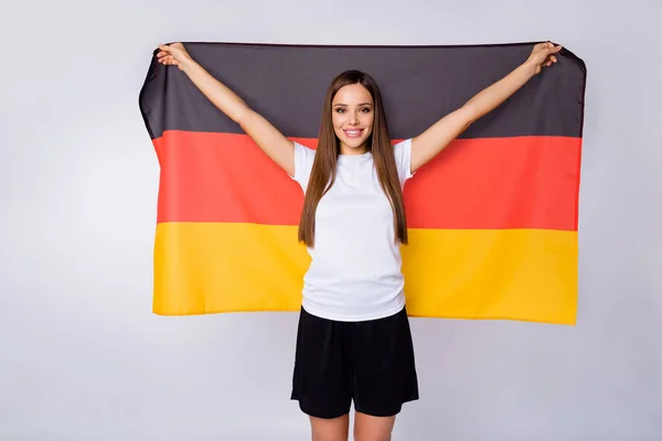 Foto van fan dame verhogen grote duitse vlag jas ondersteuning land wereld voetbal competitie cup mooie cheerleader dragen voetbal uniform t-shirt shorts geïsoleerde witte kleur achtergrond — Stockfoto