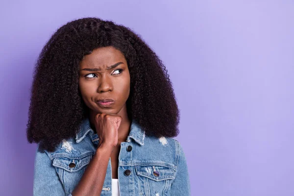 Fotografie mladé vážné smýšlející přemýšlivý africký dívka držet ruku bradu vzhled copyspace myšlení izolované na fialové barvy pozadí — Stock fotografie
