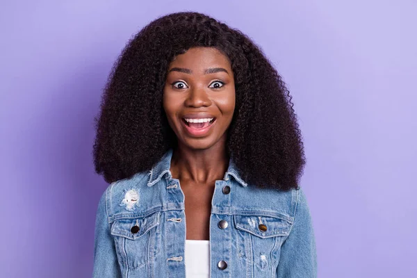 Φωτογραφία του χαρούμενος ενθουσιασμένοι χαρούμενα χαμογελαστός afro γυναίκα δείτε τεράστια έκπτωση φορούν τζιν σακάκι απομονώνονται σε βιολετί φόντο χρώμα — Φωτογραφία Αρχείου