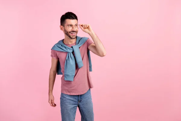 Foto di bello fresco giovane ragazzo sguardo vuoto spazio indossare occhiali isolati su sfondo di colore rosa pastello — Foto Stock