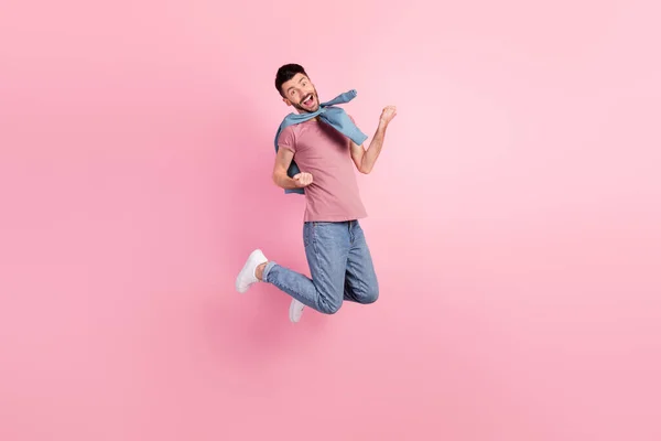 Photo pleine grandeur de jeune homme souriant fou heureux heureux sautant dans la victoire de succès isolé sur fond de couleur rose — Photo