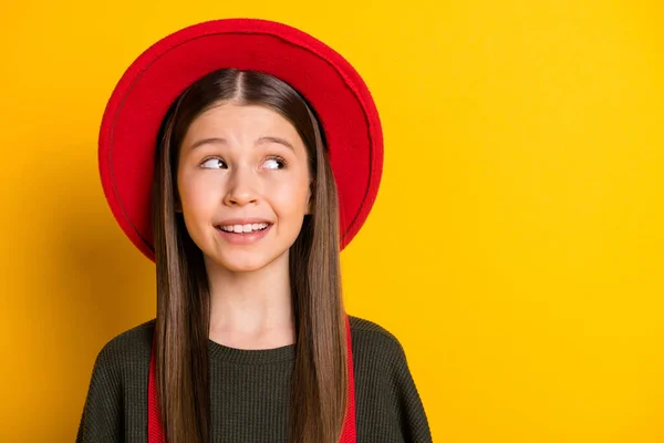 Foto portret van glimlachend schoolmeisje blij vrolijk in rode hoed op zoek copyspace geïsoleerd op levendige gele kleur achtergrond — Stockfoto
