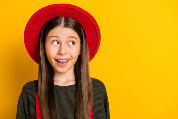 Close-up portret van aantrekkelijke vrolijke grappige nieuwsgierige meisje kijken opzij denken kopiëren ruimte geïsoleerd over helder gele kleur achtergrond — Stockfoto