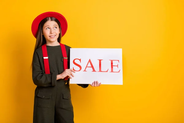 Retrato de menina curiosa alegre atraente mentalidade segurando centro de shopping cartaz venda isolado sobre fundo de cor amarelo brilhante — Fotografia de Stock