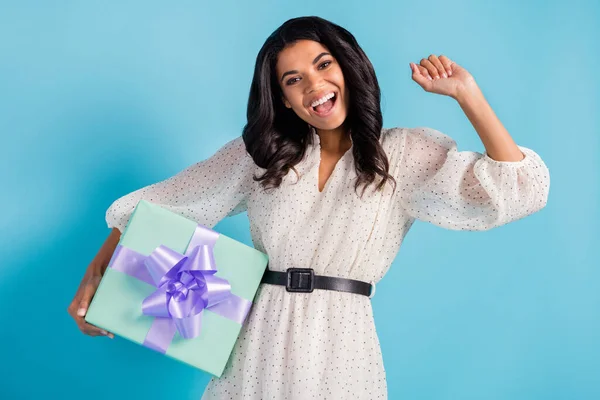 Foto de la joven feliz alegre excitada chica extática celebrar regalo de San Valentín presente aislado sobre fondo de color azul —  Fotos de Stock