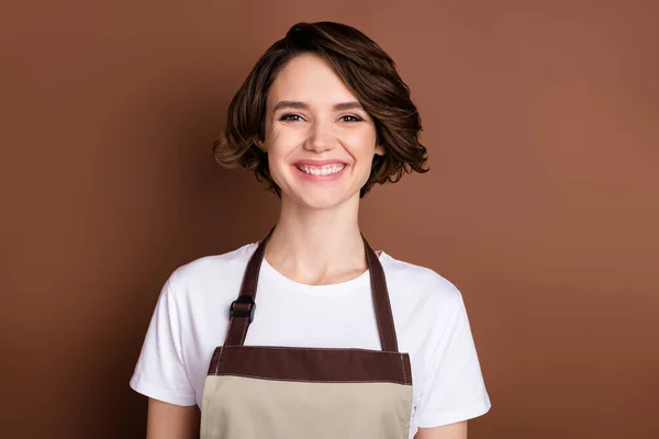 Retrato de atraente alegre menina alegre serviço ao cliente vendedor loja floral isolado sobre cor marrom fundo — Fotografia de Stock