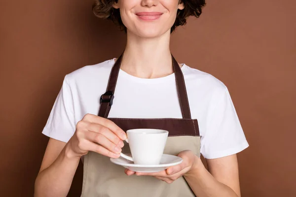 Ritagliato foto di felice sorridente bella donna barista bere caffè isolato su sfondo di colore marrone — Foto Stock