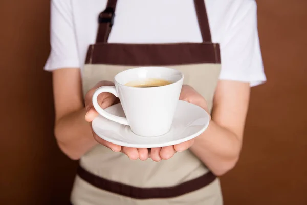 茶色の背景に隔離された新鮮なコーヒーカップを示すウエートレスアームのトリミングされた肖像画 — ストック写真