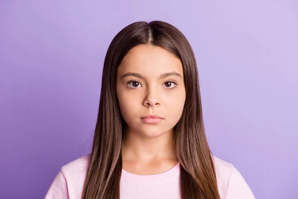 Фото молодой привлекательной школьницы сосредоточены серьезные уверенно изолированы на фиолетовом фоне цвета — стоковое фото
