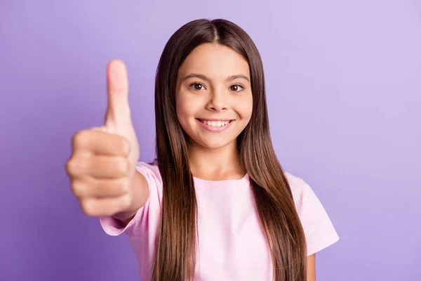 Foto von jungen attraktiven Mädchen glücklich positives Lächeln zeigen Daumen nach oben wie cool ad choice wählen isoliert über lila Farbhintergrund — Stockfoto