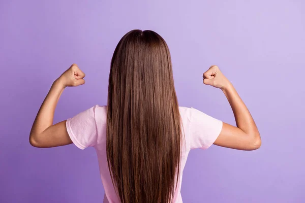 강한 매력적 인 여학생 이 분홍 티셔츠를 입고 근육질의 긴 머리를 하고 있는 사진 — 스톡 사진