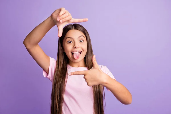 Foto de otimista agradável morena menina mãos tiro desgaste t-shirt isolado no fundo cor púrpura pastel — Fotografia de Stock