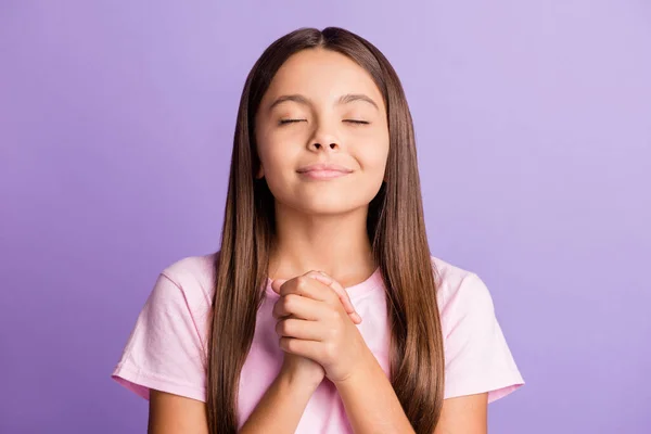 Foto di ottimista bella ragazza bruna tenere le mani indossare t-shirt isolata su sfondo di colore viola pastello — Foto Stock