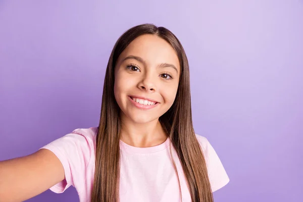 Foto de optimista chica morena agradable hacer selfie desgaste camiseta aislada sobre fondo de color púrpura pastel —  Fotos de Stock