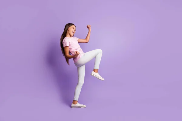 Full size profilo foto di ottimista bella ragazza bruna indossare t-shirt isolato su sfondo di colore viola pastello — Foto Stock