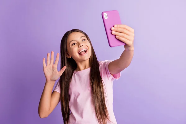 Foto de optimista chica morena agradable hablar teléfono desgaste camiseta aislada sobre fondo de color púrpura pastel — Foto de Stock