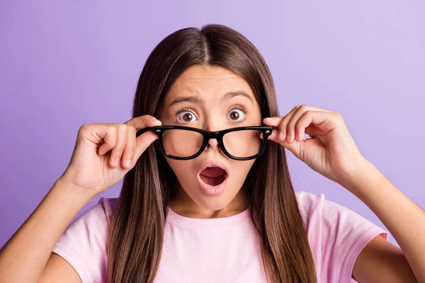 Foto de niña preadolescente joven sorprendida sorprendida falsa novedad noticias manos toque gafas aisladas sobre fondo de color violeta — Foto de Stock